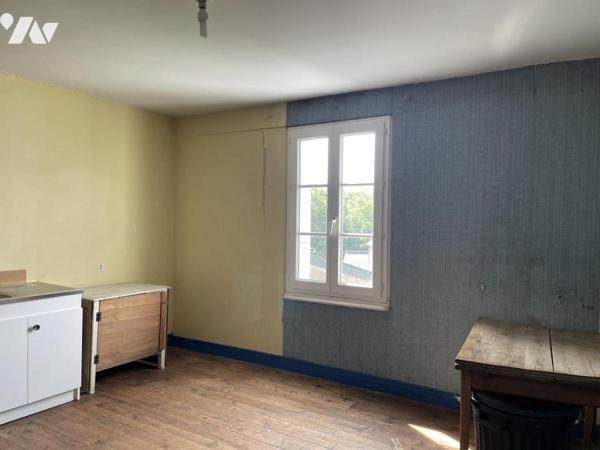 Maison à rénover sur trois niveaux centre Plouguenast