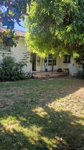 Je vous propose cette maison de trois chambres et son séjour de 30 m² qui donne sur un jardin clos et arboré. La cuisine elle aussi est ouverte sur l'extérieur.
L'entrée distribue ces deux pièces ainsi que les chambres, la sallle d'eau et les toilettes indépendantes. 
Proche des transports et des commoditées dans un quartier calme, cette jolie maison demande des travaux de rafraichissement et reste idéale pour un jeune couple ou moins jeune.... 
Les investisseurs bien entendu y trouveraient leur compte.