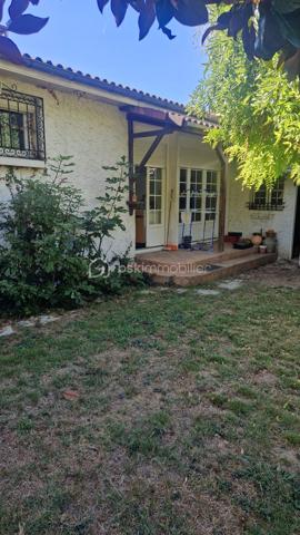 Je vous propose cette maison de trois chambres et son séjour de 30 m² qui donne sur un jardin clos et arboré. La cuisine elle aussi est ouverte sur l'extérieur.
L'entrée distribue ces deux pièces ainsi que les chambres, la sallle d'eau et les toilettes indépendantes. 
Proche des transports et des commoditées dans un quartier calme, cette jolie maison demande des travaux de rafraichissement et reste idéale pour un jeune couple ou moins jeune.... 
Les investisseurs bien entendu y trouveraient leur compte.