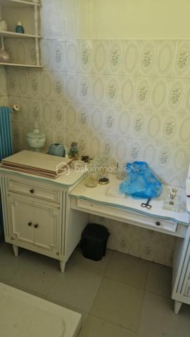 Je vous propose cette maison de trois chambres et son séjour de 30 m² qui donne sur un jardin clos et arboré. La cuisine elle aussi est ouverte sur l'extérieur.
L'entrée distribue ces deux pièces ainsi que les chambres, la sallle d'eau et les toilettes indépendantes. 
Proche des transports et des commoditées dans un quartier calme, cette jolie maison demande des travaux de rafraichissement et reste idéale pour un jeune couple ou moins jeune.... 
Les investisseurs bien entendu y trouveraient leur compte.