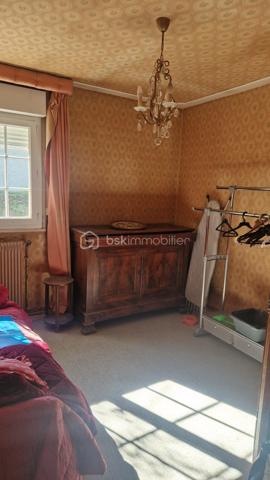 Je vous propose cette maison de trois chambres et son séjour de 30 m² qui donne sur un jardin clos et arboré. La cuisine elle aussi est ouverte sur l'extérieur.
L'entrée distribue ces deux pièces ainsi que les chambres, la sallle d'eau et les toilettes indépendantes. 
Proche des transports et des commoditées dans un quartier calme, cette jolie maison demande des travaux de rafraichissement et reste idéale pour un jeune couple ou moins jeune.... 
Les investisseurs bien entendu y trouveraient leur compte.