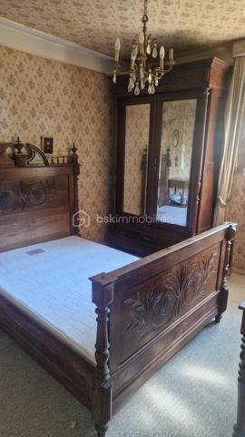 Je vous propose cette maison de trois chambres et son séjour de 30 m² qui donne sur un jardin clos et arboré. La cuisine elle aussi est ouverte sur l'extérieur.
L'entrée distribue ces deux pièces ainsi que les chambres, la sallle d'eau et les toilettes indépendantes. 
Proche des transports et des commoditées dans un quartier calme, cette jolie maison demande des travaux de rafraichissement et reste idéale pour un jeune couple ou moins jeune.... 
Les investisseurs bien entendu y trouveraient leur compte.