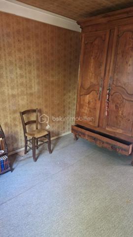Je vous propose cette maison de trois chambres et son séjour de 30 m² qui donne sur un jardin clos et arboré. La cuisine elle aussi est ouverte sur l'extérieur.
L'entrée distribue ces deux pièces ainsi que les chambres, la sallle d'eau et les toilettes indépendantes. 
Proche des transports et des commoditées dans un quartier calme, cette jolie maison demande des travaux de rafraichissement et reste idéale pour un jeune couple ou moins jeune.... 
Les investisseurs bien entendu y trouveraient leur compte.