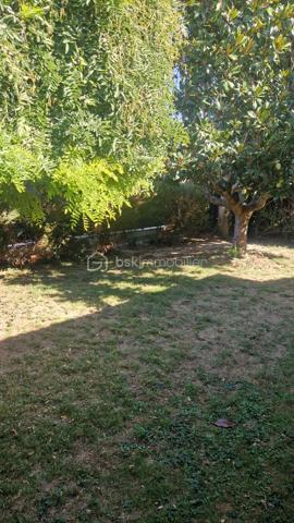 Je vous propose cette maison de trois chambres et son séjour de 30 m² qui donne sur un jardin clos et arboré. La cuisine elle aussi est ouverte sur l'extérieur.
L'entrée distribue ces deux pièces ainsi que les chambres, la sallle d'eau et les toilettes indépendantes. 
Proche des transports et des commoditées dans un quartier calme, cette jolie maison demande des travaux de rafraichissement et reste idéale pour un jeune couple ou moins jeune.... 
Les investisseurs bien entendu y trouveraient leur compte.