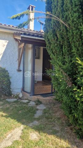 Je vous propose cette maison de trois chambres et son séjour de 30 m² qui donne sur un jardin clos et arboré. La cuisine elle aussi est ouverte sur l'extérieur.
L'entrée distribue ces deux pièces ainsi que les chambres, la sallle d'eau et les toilettes indépendantes. 
Proche des transports et des commoditées dans un quartier calme, cette jolie maison demande des travaux de rafraichissement et reste idéale pour un jeune couple ou moins jeune.... 
Les investisseurs bien entendu y trouveraient leur compte.