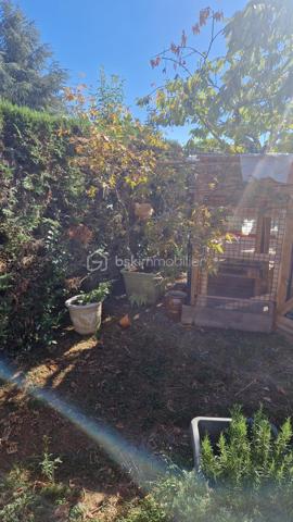 Je vous propose cette maison de trois chambres et son séjour de 30 m² qui donne sur un jardin clos et arboré. La cuisine elle aussi est ouverte sur l'extérieur.
L'entrée distribue ces deux pièces ainsi que les chambres, la sallle d'eau et les toilettes indépendantes. 
Proche des transports et des commoditées dans un quartier calme, cette jolie maison demande des travaux de rafraichissement et reste idéale pour un jeune couple ou moins jeune.... 
Les investisseurs bien entendu y trouveraient leur compte.