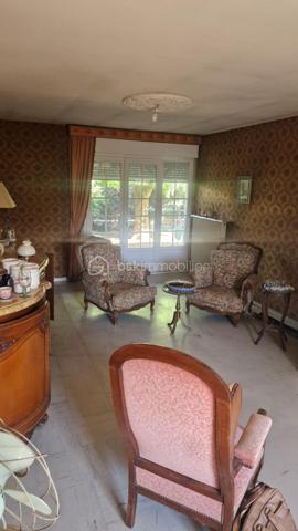 Je vous propose cette maison de trois chambres et son séjour de 30 m² qui donne sur un jardin clos et arboré. La cuisine elle aussi est ouverte sur l'extérieur.
L'entrée distribue ces deux pièces ainsi que les chambres, la sallle d'eau et les toilettes indépendantes. 
Proche des transports et des commoditées dans un quartier calme, cette jolie maison demande des travaux de rafraichissement et reste idéale pour un jeune couple ou moins jeune.... 
Les investisseurs bien entendu y trouveraient leur compte.