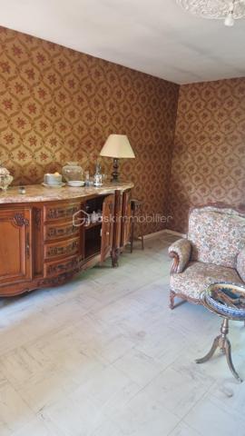 Je vous propose cette maison de trois chambres et son séjour de 30 m² qui donne sur un jardin clos et arboré. La cuisine elle aussi est ouverte sur l'extérieur.
L'entrée distribue ces deux pièces ainsi que les chambres, la sallle d'eau et les toilettes indépendantes. 
Proche des transports et des commoditées dans un quartier calme, cette jolie maison demande des travaux de rafraichissement et reste idéale pour un jeune couple ou moins jeune.... 
Les investisseurs bien entendu y trouveraient leur compte.