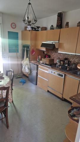 Je vous propose cette maison de trois chambres et son séjour de 30 m² qui donne sur un jardin clos et arboré. La cuisine elle aussi est ouverte sur l'extérieur.
L'entrée distribue ces deux pièces ainsi que les chambres, la sallle d'eau et les toilettes indépendantes. 
Proche des transports et des commoditées dans un quartier calme, cette jolie maison demande des travaux de rafraichissement et reste idéale pour un jeune couple ou moins jeune.... 
Les investisseurs bien entendu y trouveraient leur compte.