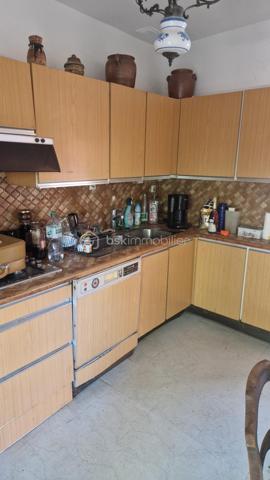 Je vous propose cette maison de trois chambres et son séjour de 30 m² qui donne sur un jardin clos et arboré. La cuisine elle aussi est ouverte sur l'extérieur.
L'entrée distribue ces deux pièces ainsi que les chambres, la sallle d'eau et les toilettes indépendantes. 
Proche des transports et des commoditées dans un quartier calme, cette jolie maison demande des travaux de rafraichissement et reste idéale pour un jeune couple ou moins jeune.... 
Les investisseurs bien entendu y trouveraient leur compte.