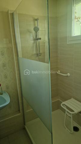 Je vous propose cette maison de trois chambres et son séjour de 30 m² qui donne sur un jardin clos et arboré. La cuisine elle aussi est ouverte sur l'extérieur.
L'entrée distribue ces deux pièces ainsi que les chambres, la sallle d'eau et les toilettes indépendantes. 
Proche des transports et des commoditées dans un quartier calme, cette jolie maison demande des travaux de rafraichissement et reste idéale pour un jeune couple ou moins jeune.... 
Les investisseurs bien entendu y trouveraient leur compte.