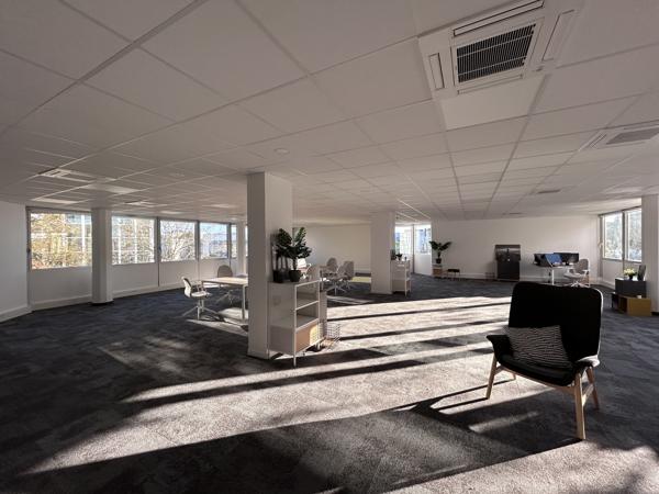 Bureaux rénovés à louer à Pessac avec parking et fibre optique