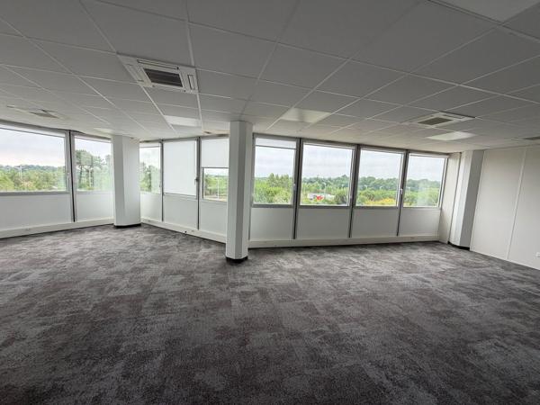 Bureaux rénovés à louer à Pessac avec parking et fibre optique