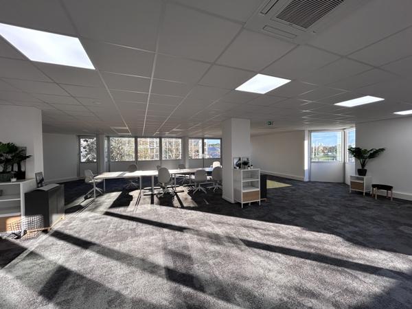 Bureaux rénovés à louer à Pessac avec parking et fibre optique