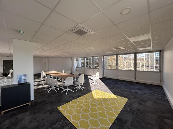 Bureaux rénovés à louer à Pessac avec parking et fibre optique