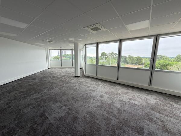 Bureaux rénovés à louer à Pessac avec parking et fibre optique