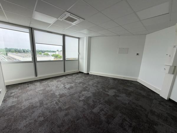 Bureaux rénovés à louer à Pessac avec parking et fibre optique