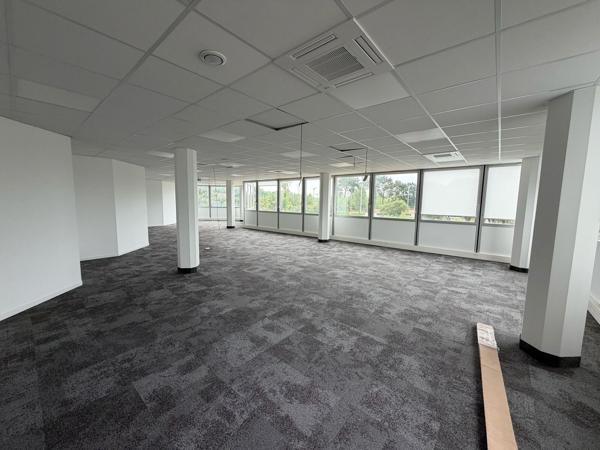Bureaux rénovés à louer à Pessac avec parking et fibre optique