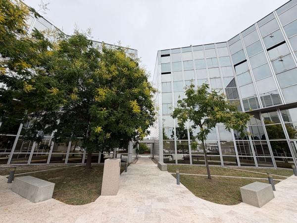Bureaux rénovés à louer à Pessac avec parking et fibre optique