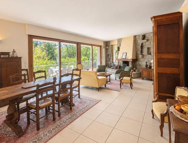 A VENDRE – Cadre boisé MAISON TRADITIONNELLE sur terrain 3200 m²