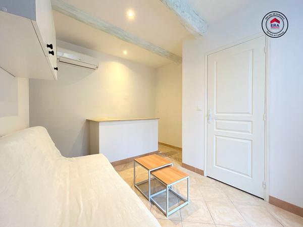 A LOUER PERTUIS 84120 CENTRE VILLE APPARTEMENT DUPLEX MEUBLE TYPE 2 PIECES D'ENVIRON 24M²