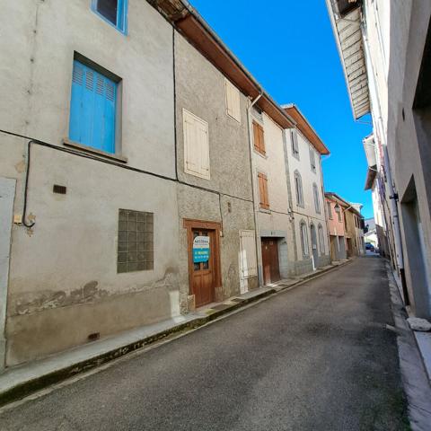 A VENDRE BELESTA MAISON DE VILLAGE AVEC COUR