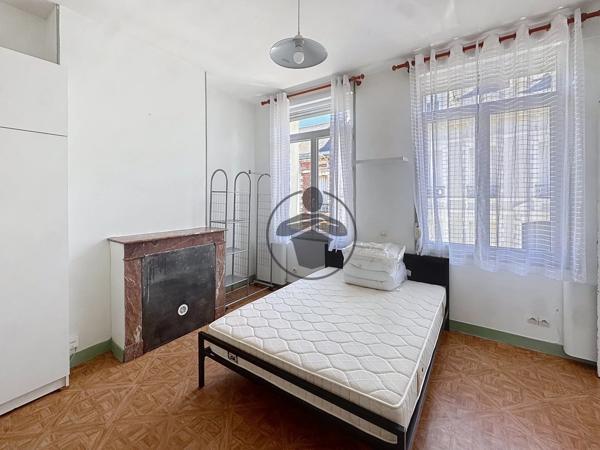 Vente                                                      Immeuble
                        
                     5 pièces                      140 m2                     à Saint-Quentin
