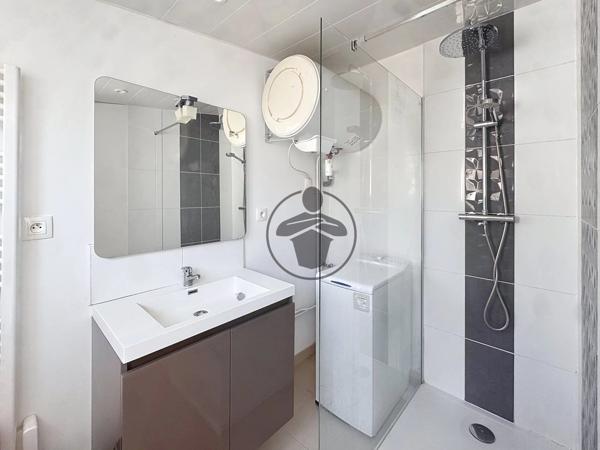 Vente                                                      Immeuble
                        
                     5 pièces                      140 m2                     à Saint-Quentin