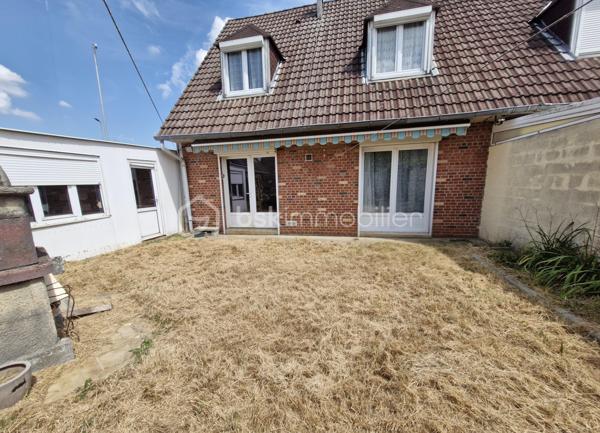 Nouveauté en exclusivité à Liévin.

Venez découvrir cette maison semi-individuelle offrant de beaux volumes et un joli potentiel.

Au rez-de-chaussée, elle se compose d’un hall d’entrée, d’un séjour de plus de 28 m² avec cheminée, d’une cuisine, d’un WC indépendant ainsi que d’une buanderie.

À l’étage, vous découvrirez trois belles chambres, allant de 9 m² à plus de 12 m², ainsi qu’une salle de douche rénovée.

La maison dispose également d’un garage attenant, d’un jardin idéalement exposé et d’une dépendance située derrière le garage.

Avec un petit coup de jeune et une décoration remise au goût du jour, cette maison a tous les atouts pour devenir un agréable cocon familial.

Pour plus d’informations ou pour organiser une visite, contactez-moi