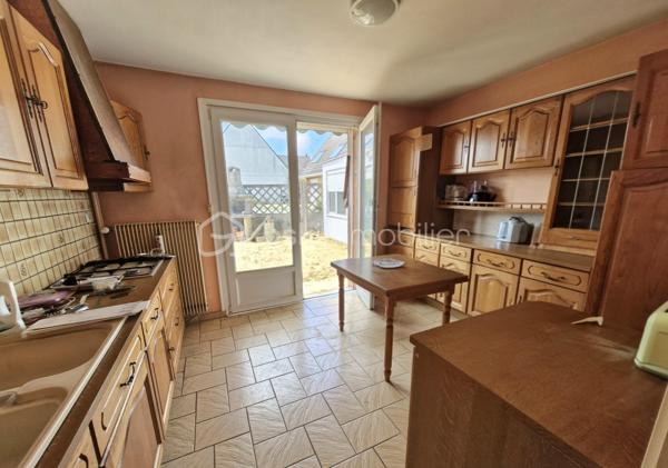 Nouveauté en exclusivité à Liévin.

Venez découvrir cette maison semi-individuelle offrant de beaux volumes et un joli potentiel.

Au rez-de-chaussée, elle se compose d’un hall d’entrée, d’un séjour de plus de 28 m² avec cheminée, d’une cuisine, d’un WC indépendant ainsi que d’une buanderie.

À l’étage, vous découvrirez trois belles chambres, allant de 9 m² à plus de 12 m², ainsi qu’une salle de douche rénovée.

La maison dispose également d’un garage attenant, d’un jardin idéalement exposé et d’une dépendance située derrière le garage.

Avec un petit coup de jeune et une décoration remise au goût du jour, cette maison a tous les atouts pour devenir un agréable cocon familial.

Pour plus d’informations ou pour organiser une visite, contactez-moi