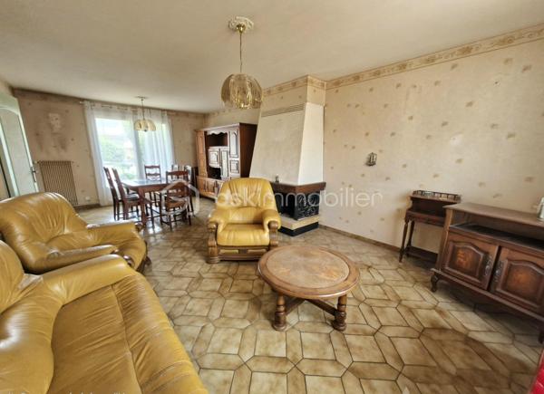 Nouveauté en exclusivité à Liévin.

Venez découvrir cette maison semi-individuelle offrant de beaux volumes et un joli potentiel.

Au rez-de-chaussée, elle se compose d’un hall d’entrée, d’un séjour de plus de 28 m² avec cheminée, d’une cuisine, d’un WC indépendant ainsi que d’une buanderie.

À l’étage, vous découvrirez trois belles chambres, allant de 9 m² à plus de 12 m², ainsi qu’une salle de douche rénovée.

La maison dispose également d’un garage attenant, d’un jardin idéalement exposé et d’une dépendance située derrière le garage.

Avec un petit coup de jeune et une décoration remise au goût du jour, cette maison a tous les atouts pour devenir un agréable cocon familial.

Pour plus d’informations ou pour organiser une visite, contactez-moi