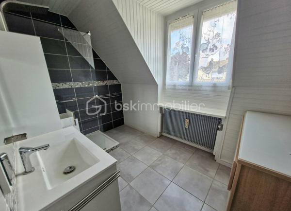 Nouveauté en exclusivité à Liévin.

Venez découvrir cette maison semi-individuelle offrant de beaux volumes et un joli potentiel.

Au rez-de-chaussée, elle se compose d’un hall d’entrée, d’un séjour de plus de 28 m² avec cheminée, d’une cuisine, d’un WC indépendant ainsi que d’une buanderie.

À l’étage, vous découvrirez trois belles chambres, allant de 9 m² à plus de 12 m², ainsi qu’une salle de douche rénovée.

La maison dispose également d’un garage attenant, d’un jardin idéalement exposé et d’une dépendance située derrière le garage.

Avec un petit coup de jeune et une décoration remise au goût du jour, cette maison a tous les atouts pour devenir un agréable cocon familial.

Pour plus d’informations ou pour organiser une visite, contactez-moi