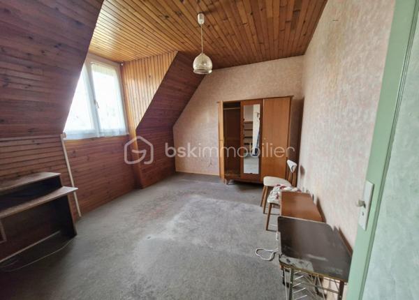 Nouveauté en exclusivité à Liévin.

Venez découvrir cette maison semi-individuelle offrant de beaux volumes et un joli potentiel.

Au rez-de-chaussée, elle se compose d’un hall d’entrée, d’un séjour de plus de 28 m² avec cheminée, d’une cuisine, d’un WC indépendant ainsi que d’une buanderie.

À l’étage, vous découvrirez trois belles chambres, allant de 9 m² à plus de 12 m², ainsi qu’une salle de douche rénovée.

La maison dispose également d’un garage attenant, d’un jardin idéalement exposé et d’une dépendance située derrière le garage.

Avec un petit coup de jeune et une décoration remise au goût du jour, cette maison a tous les atouts pour devenir un agréable cocon familial.

Pour plus d’informations ou pour organiser une visite, contactez-moi