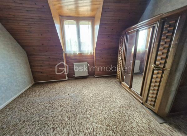 Nouveauté en exclusivité à Liévin.

Venez découvrir cette maison semi-individuelle offrant de beaux volumes et un joli potentiel.

Au rez-de-chaussée, elle se compose d’un hall d’entrée, d’un séjour de plus de 28 m² avec cheminée, d’une cuisine, d’un WC indépendant ainsi que d’une buanderie.

À l’étage, vous découvrirez trois belles chambres, allant de 9 m² à plus de 12 m², ainsi qu’une salle de douche rénovée.

La maison dispose également d’un garage attenant, d’un jardin idéalement exposé et d’une dépendance située derrière le garage.

Avec un petit coup de jeune et une décoration remise au goût du jour, cette maison a tous les atouts pour devenir un agréable cocon familial.

Pour plus d’informations ou pour organiser une visite, contactez-moi
