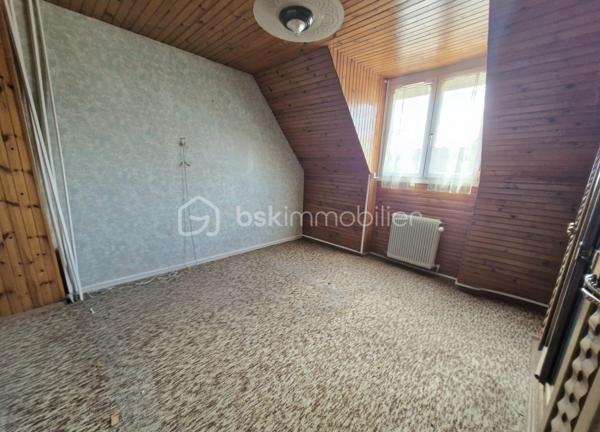 Nouveauté en exclusivité à Liévin.

Venez découvrir cette maison semi-individuelle offrant de beaux volumes et un joli potentiel.

Au rez-de-chaussée, elle se compose d’un hall d’entrée, d’un séjour de plus de 28 m² avec cheminée, d’une cuisine, d’un WC indépendant ainsi que d’une buanderie.

À l’étage, vous découvrirez trois belles chambres, allant de 9 m² à plus de 12 m², ainsi qu’une salle de douche rénovée.

La maison dispose également d’un garage attenant, d’un jardin idéalement exposé et d’une dépendance située derrière le garage.

Avec un petit coup de jeune et une décoration remise au goût du jour, cette maison a tous les atouts pour devenir un agréable cocon familial.

Pour plus d’informations ou pour organiser une visite, contactez-moi