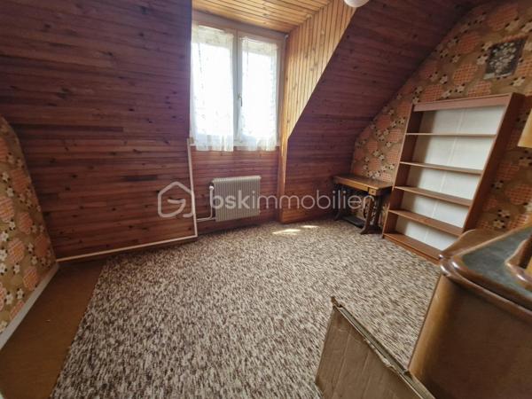 Nouveauté en exclusivité à Liévin.

Venez découvrir cette maison semi-individuelle offrant de beaux volumes et un joli potentiel.

Au rez-de-chaussée, elle se compose d’un hall d’entrée, d’un séjour de plus de 28 m² avec cheminée, d’une cuisine, d’un WC indépendant ainsi que d’une buanderie.

À l’étage, vous découvrirez trois belles chambres, allant de 9 m² à plus de 12 m², ainsi qu’une salle de douche rénovée.

La maison dispose également d’un garage attenant, d’un jardin idéalement exposé et d’une dépendance située derrière le garage.

Avec un petit coup de jeune et une décoration remise au goût du jour, cette maison a tous les atouts pour devenir un agréable cocon familial.

Pour plus d’informations ou pour organiser une visite, contactez-moi