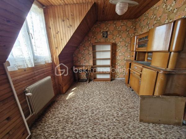 Nouveauté en exclusivité à Liévin.

Venez découvrir cette maison semi-individuelle offrant de beaux volumes et un joli potentiel.

Au rez-de-chaussée, elle se compose d’un hall d’entrée, d’un séjour de plus de 28 m² avec cheminée, d’une cuisine, d’un WC indépendant ainsi que d’une buanderie.

À l’étage, vous découvrirez trois belles chambres, allant de 9 m² à plus de 12 m², ainsi qu’une salle de douche rénovée.

La maison dispose également d’un garage attenant, d’un jardin idéalement exposé et d’une dépendance située derrière le garage.

Avec un petit coup de jeune et une décoration remise au goût du jour, cette maison a tous les atouts pour devenir un agréable cocon familial.

Pour plus d’informations ou pour organiser une visite, contactez-moi