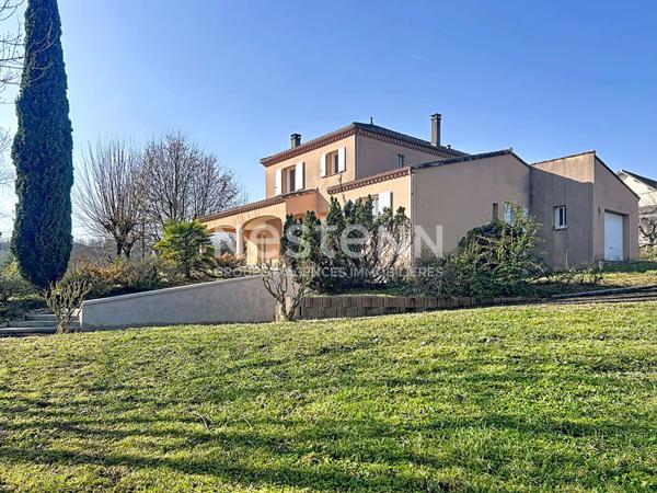 Maison provençale à vendre sur Vayrac : 145 m2 Habitable, Vue exceptionnelle, 3 chambres, Très grands volumes, Classe énergétique D, 2 Garages, Terrain arboré 2000m2