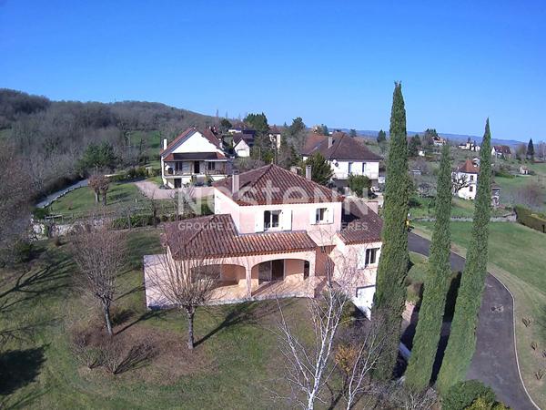Maison provençale à vendre sur Vayrac : 145 m2 Habitable, Vue exceptionnelle, 3 chambres, Très grands volumes, Classe énergétique D, 2 Garages, Terrain arboré 2000m2