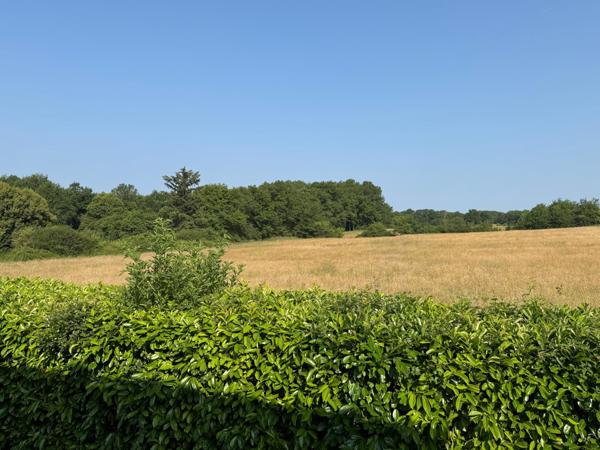 Beaucoup d'atouts , toute en pierre, étage et rez-de-chaussée sont à exploiter !