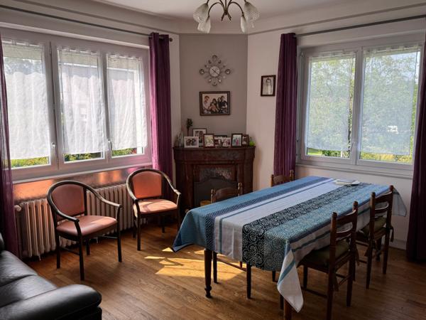 Beaucoup d'atouts , toute en pierre, étage et rez-de-chaussée sont à exploiter !