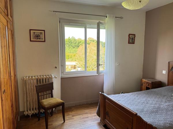 Beaucoup d'atouts , toute en pierre, étage et rez-de-chaussée sont à exploiter !