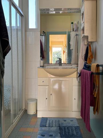 Beaucoup d'atouts , toute en pierre, étage et rez-de-chaussée sont à exploiter !