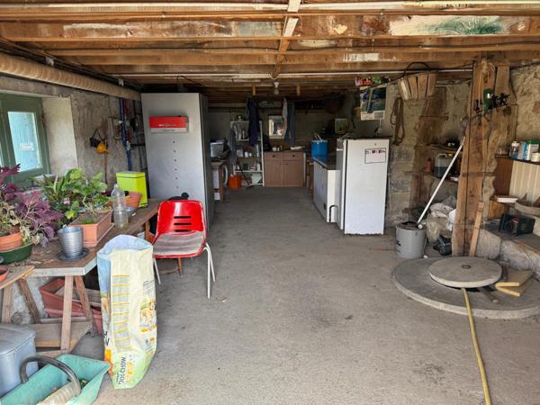 Beaucoup d'atouts , toute en pierre, étage et rez-de-chaussée sont à exploiter !