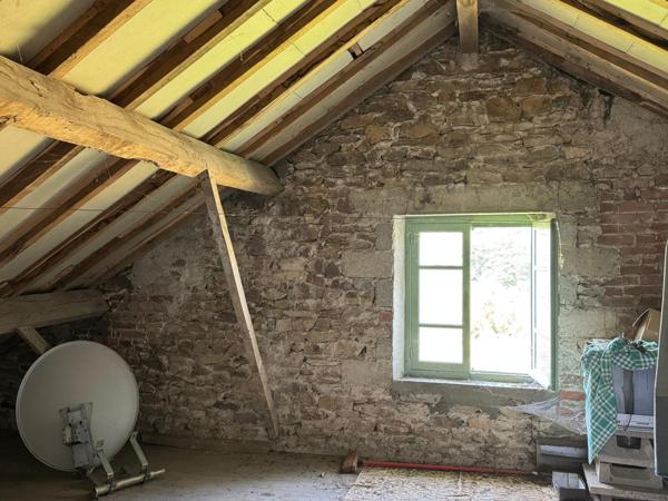 Beaucoup d'atouts , toute en pierre, étage et rez-de-chaussée sont à exploiter !