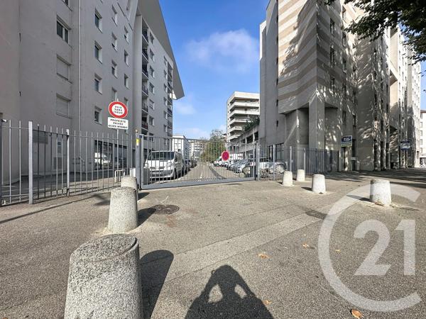 Parking à vendre  17 m 2   LYON  - 69008