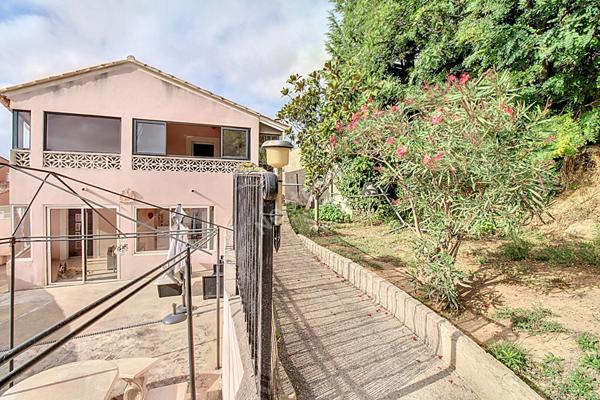 Vitrolles Maison individuelle de 4 chambres dont une en rez-de-chaussée, d'une surface de 99 m2 et deux vérandas en plus