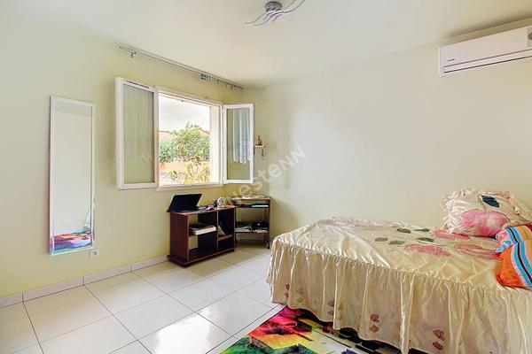 Vitrolles Maison individuelle de 4 chambres dont une en rez-de-chaussée, d'une surface de 99 m2 et deux vérandas en plus