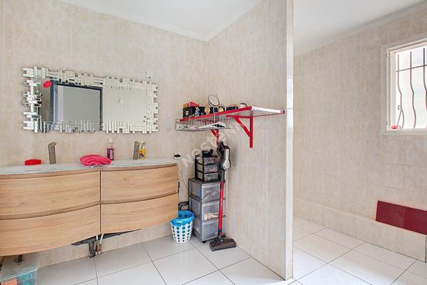 Vitrolles Maison individuelle de 4 chambres dont une en rez-de-chaussée, d'une surface de 99 m2 et deux vérandas en plus