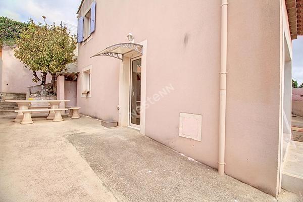 Vitrolles Maison individuelle de 4 chambres dont une en rez-de-chaussée, d'une surface de 99 m2 et deux vérandas en plus